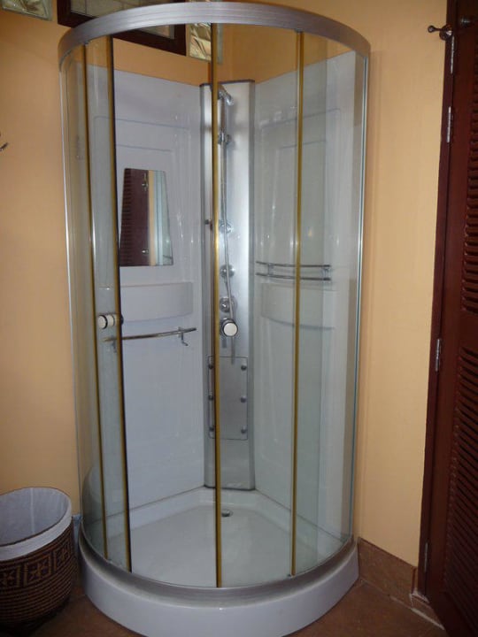 Die separate Dusche im Badezimmer Kanok Buri Resort