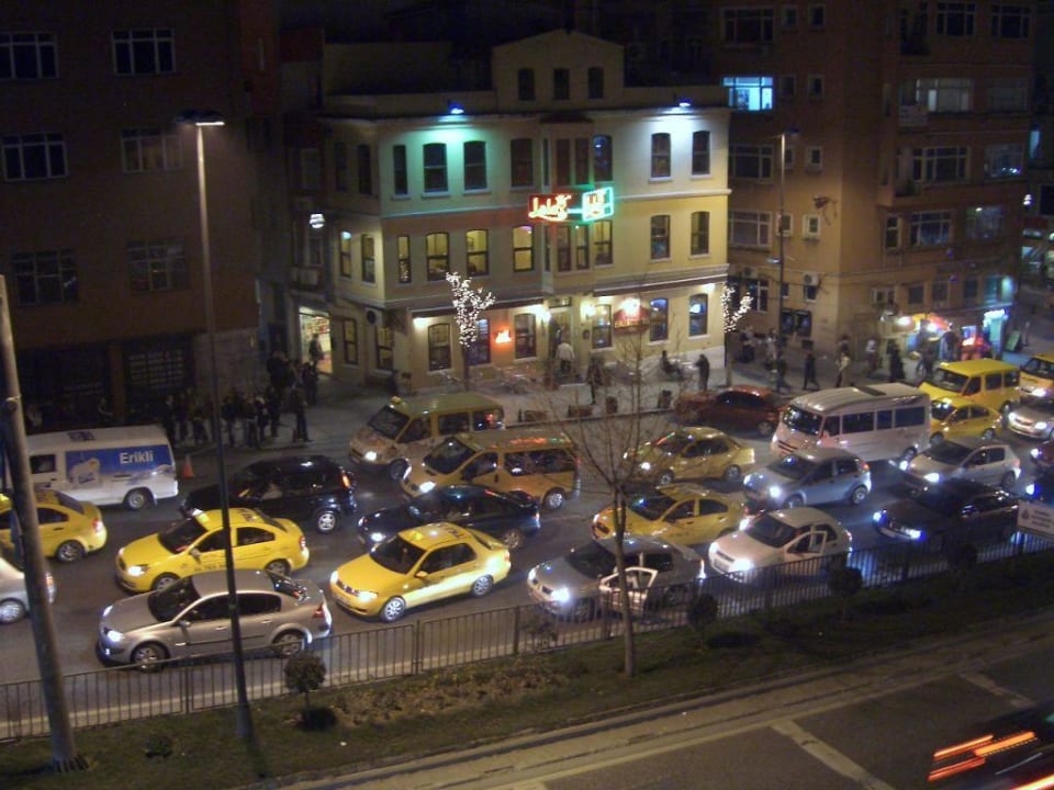 Blick zur Hauptstraße Hotel Cartoon