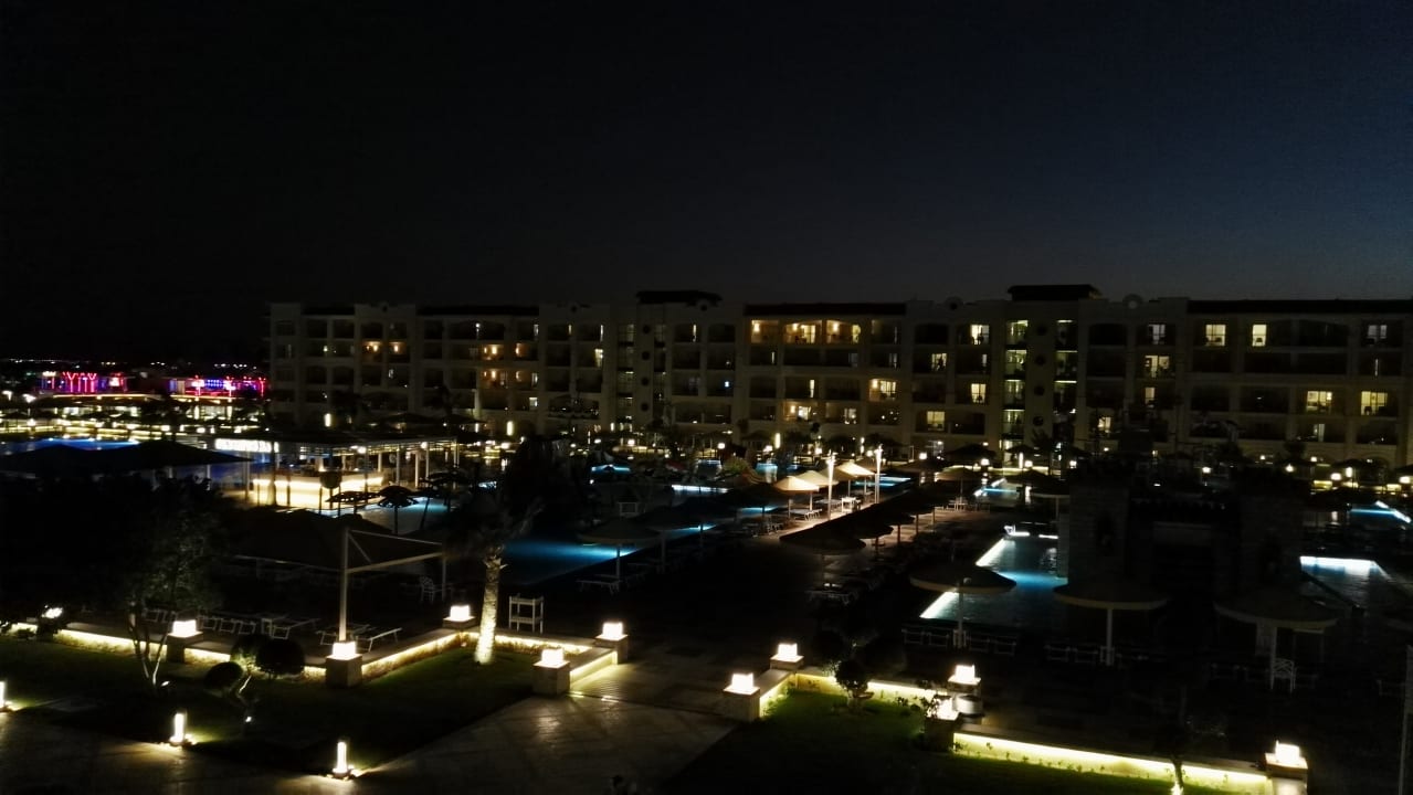 Hotelansicht bei Nacht vom Zimmer aus  Pickalbatros White Beach Resort - Hurghada