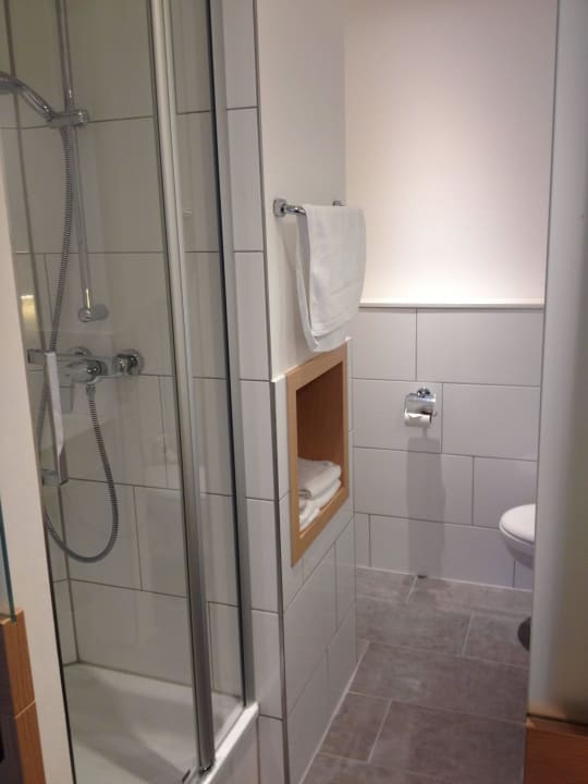 Bad mit Dusche Hotel Mercure Düsseldorf-Neuss