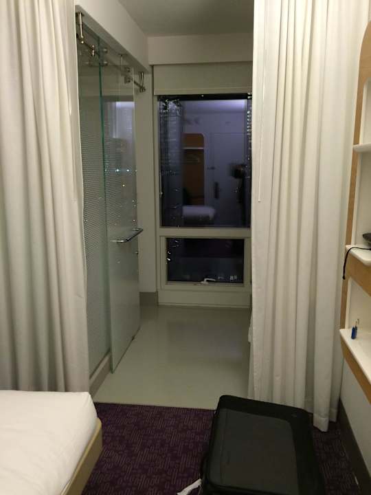 Bad und Schlafbereich durch Vorhang getrennt YOTEL New York