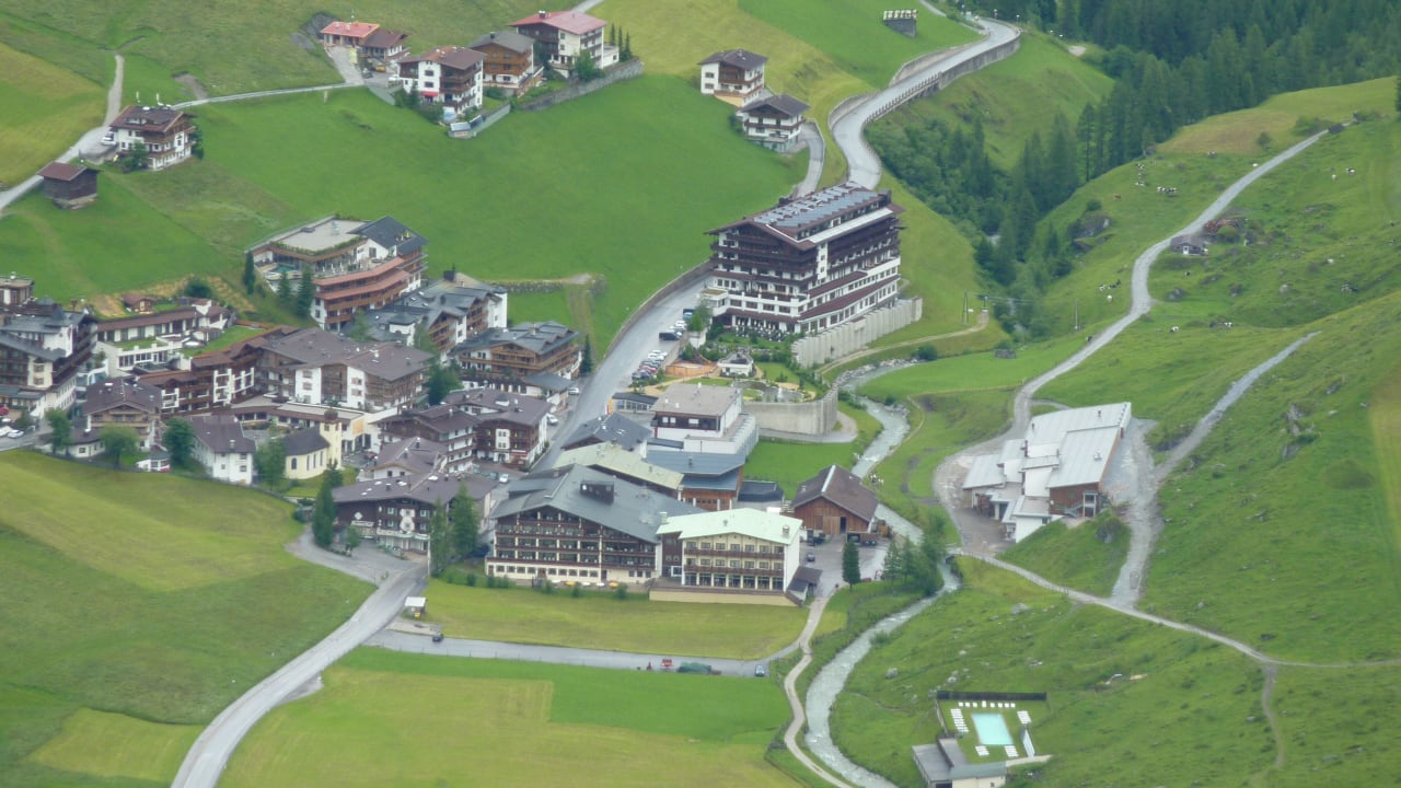 Das Hotel vom Berg aus Hotel Alpenhof