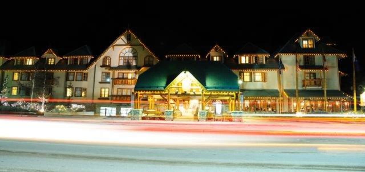 Nachtaufnahme Hotel Hotel Banff Caribou Lodge and Spa