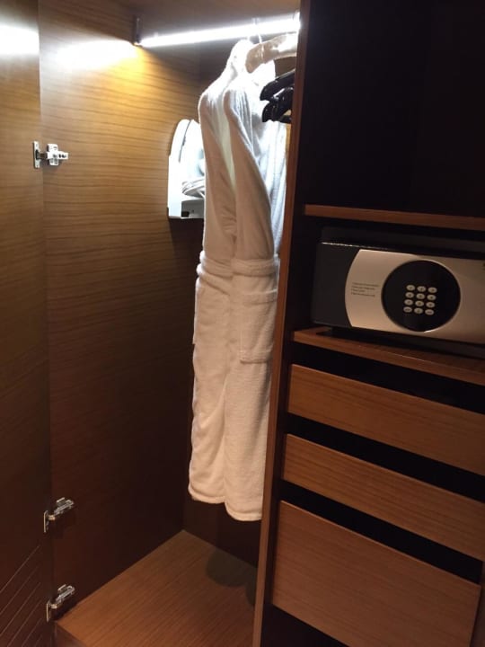 Wandschrank und Safe DoubleTree by Hilton Resort & Spa Marjan Island