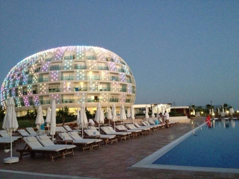 Wenn es dunkel wird, beginnt das Hotel zu Leuchten Gold Island Selected