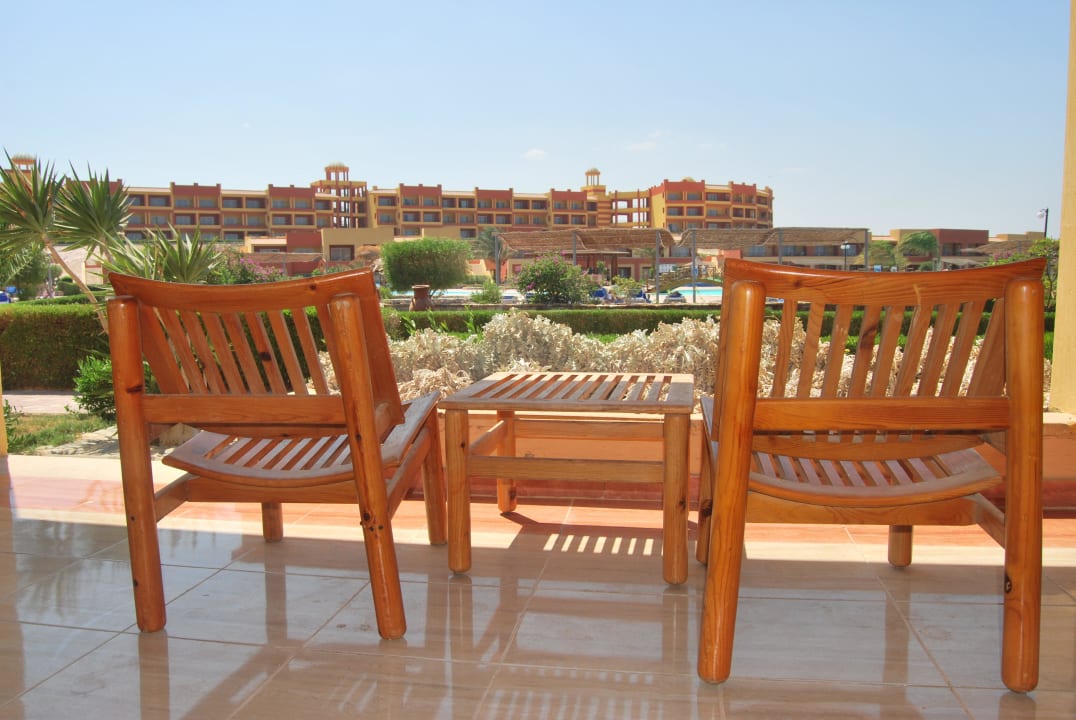 Tarasik z widokiem na basen Malikia Resort Abu Dabbab