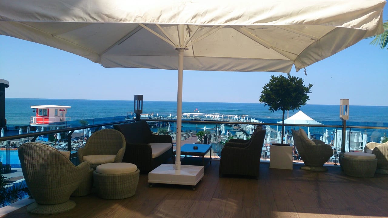 Terrasse mit Blick auf das Meer Azura Deluxe Resort & Spa Hotel
