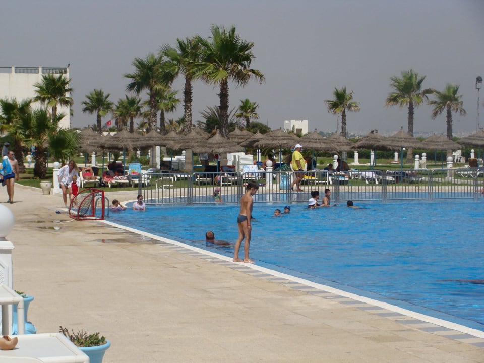 Widok na basen z baru Hotel Amir Palace