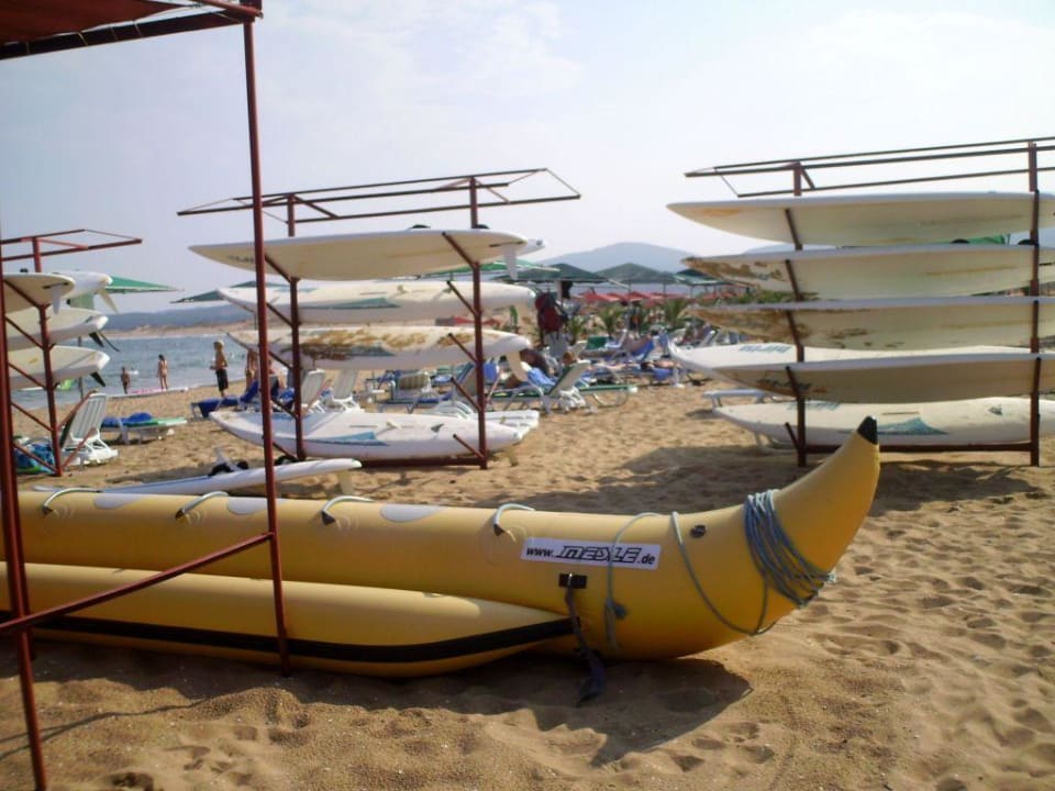 Bananenboot und Surfboards Duni Royal Holiday Village