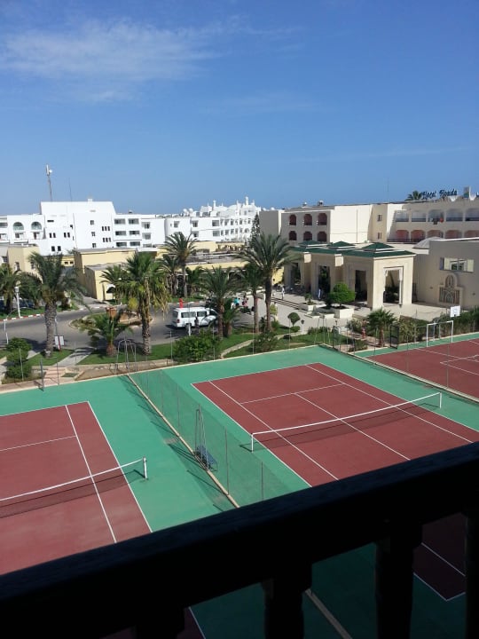 Blick vom Balkon auf die Tennisplätze Houda Golf & Beach Club
