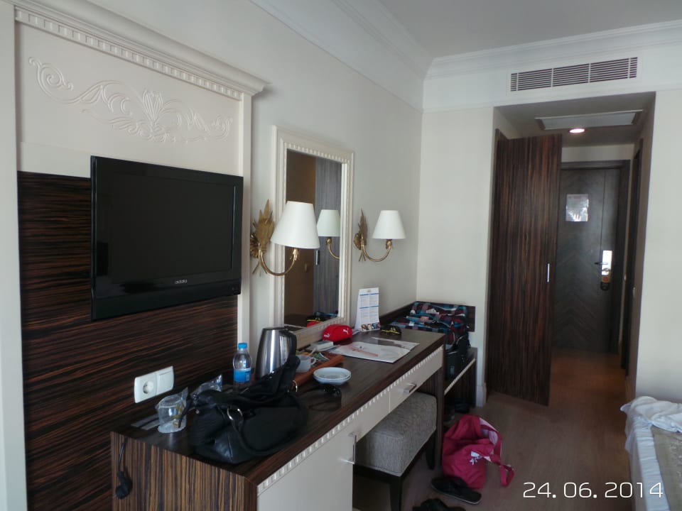 Flat TV, Kühlschrank, Vorraum mit Bad Aydinbey Kings Palace & Spa