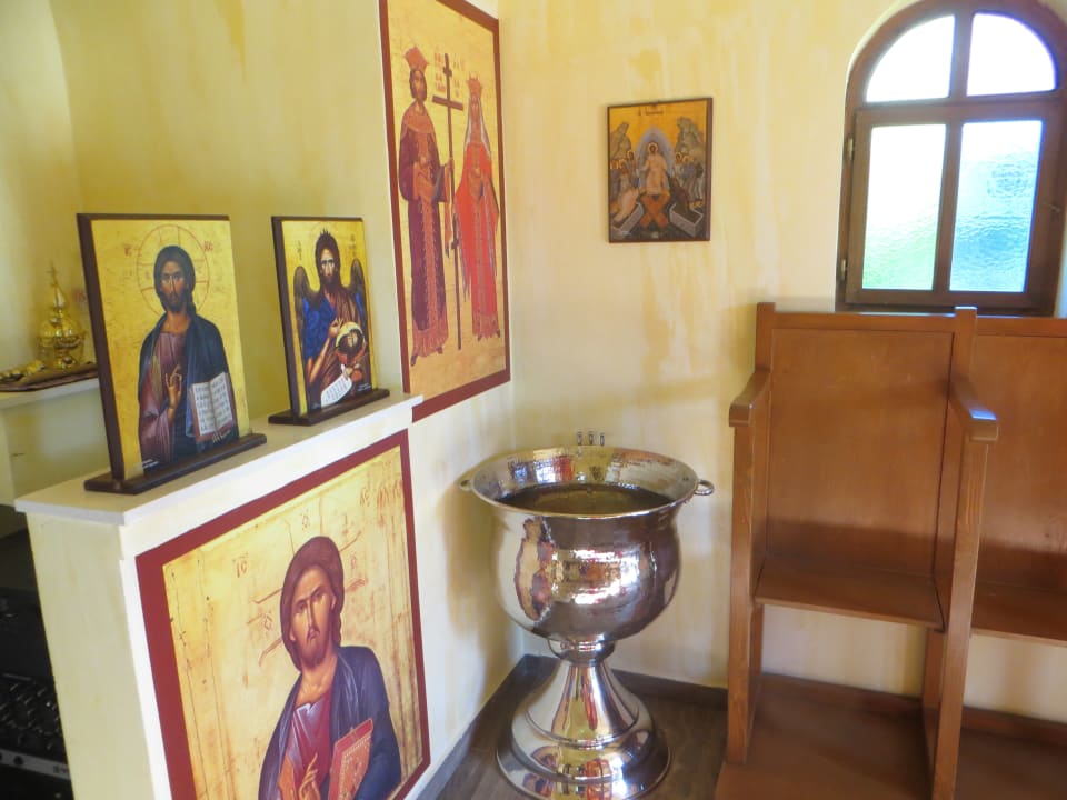 Die kleine Kirche auf dem Hotelgelände Anissa Beach & Village