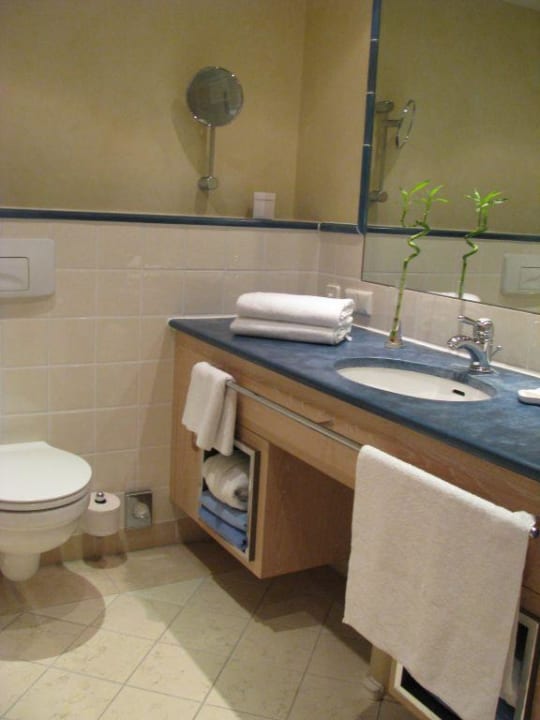 Badezimmer kleine Suite Dachgeschoß Dorint Strandhotel Binz
