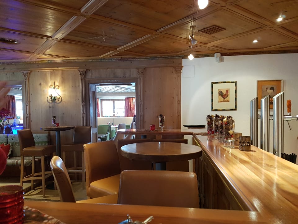 Blick ins Kaminzimmer hinten Hotel Olympia