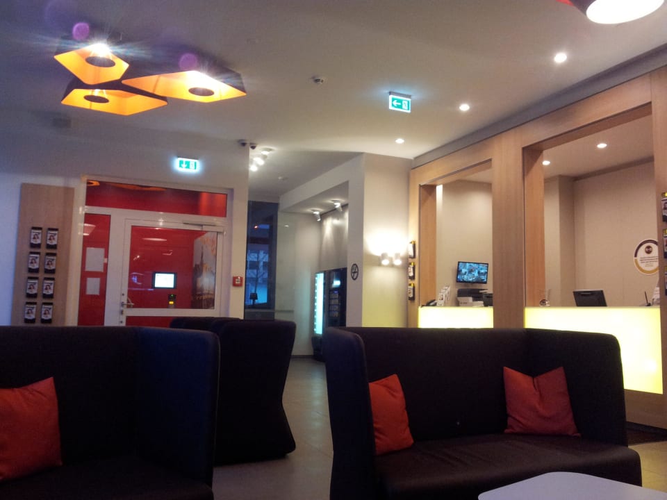 Blick auf den Eingang und Rezeption B&B Hotel Nürnberg-Hbf