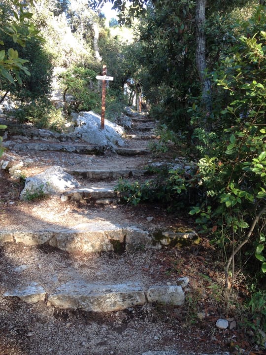 Weg zu den Waschräumen Pine Beach Pakostane