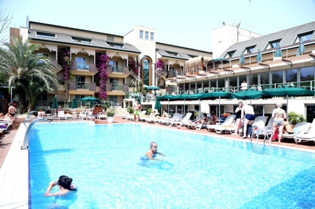 Pool Ambassador Plaza Hotel