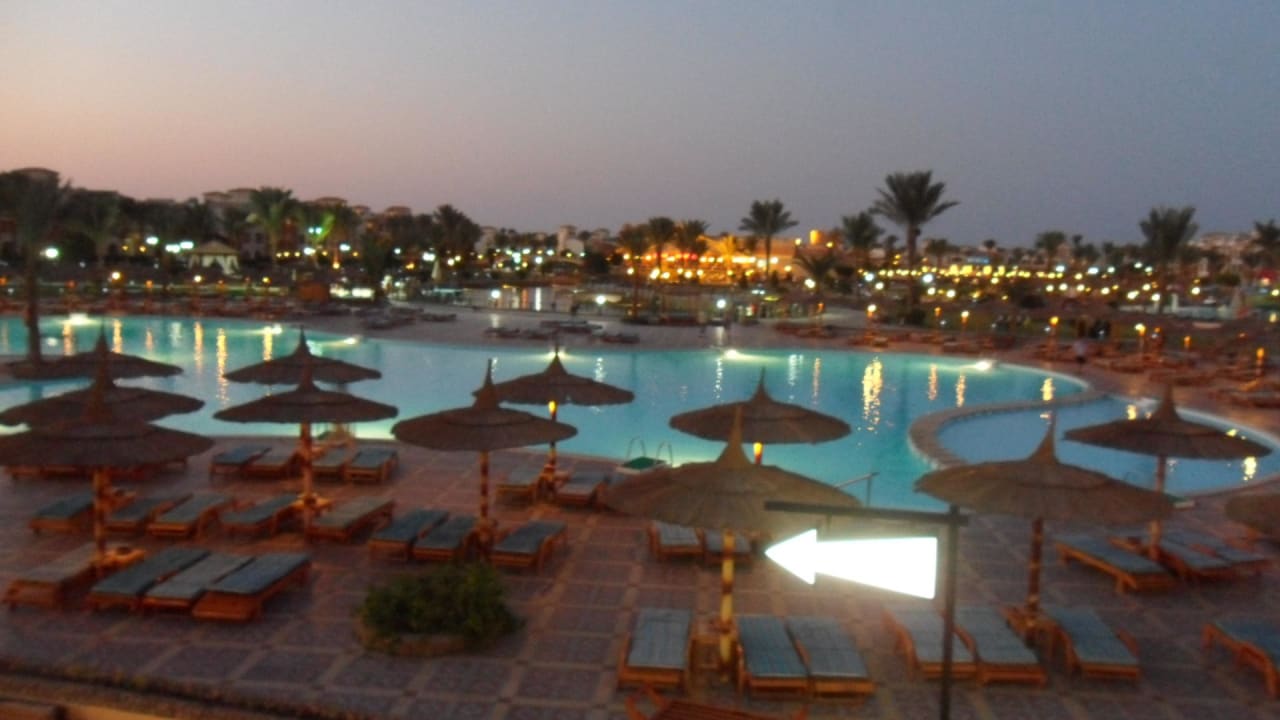 Poolanlage direkt hinter dem Hautgebäude bei Dämmerung Pickalbatros Dana Beach Resort - Hurghada