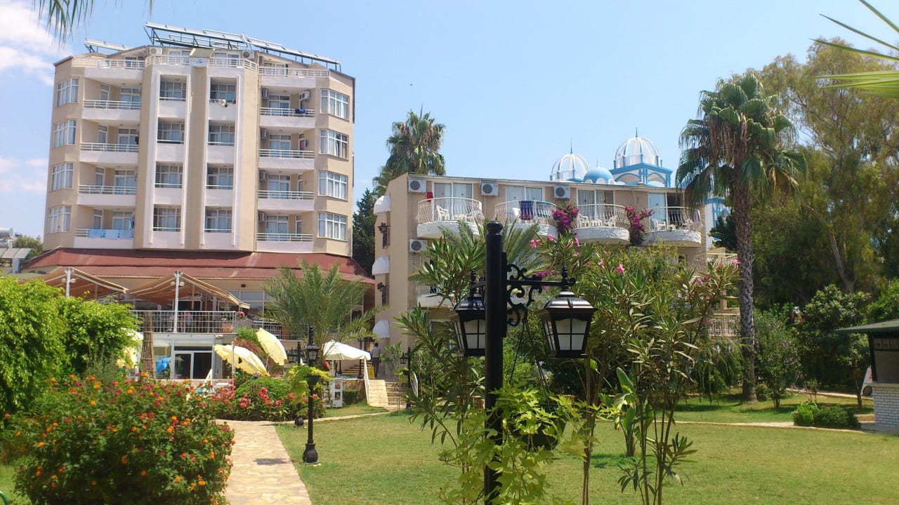 Gartenanlage mit Hauptgebäude und Nebengebäude Incekum Su Hotel