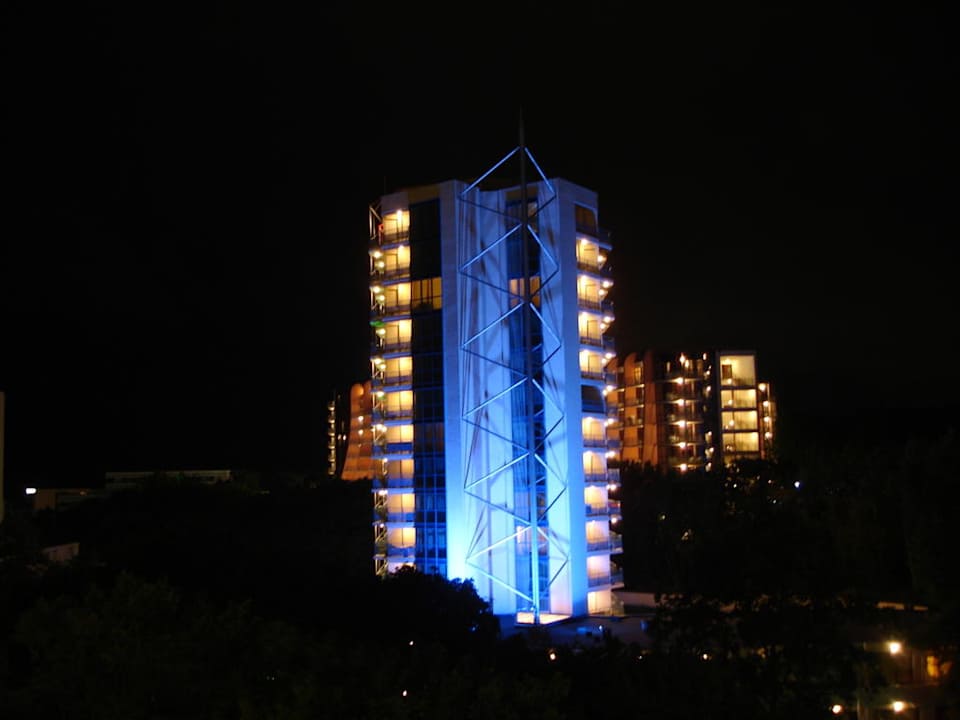 Das gegenüberliegende Hotel bei Nacht Hotel Atlas