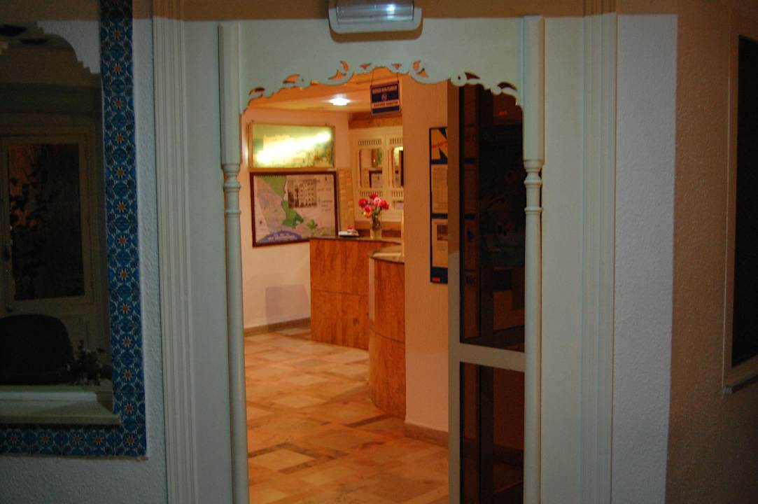 Blick vom "Blauen Salon" aus zur Rezeption Hotel El Menchia