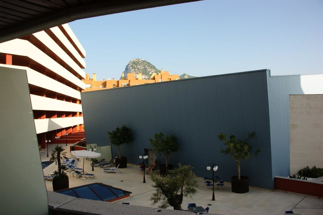 Skała Gibraltar za oknem Ohtels Campo De Gibraltar