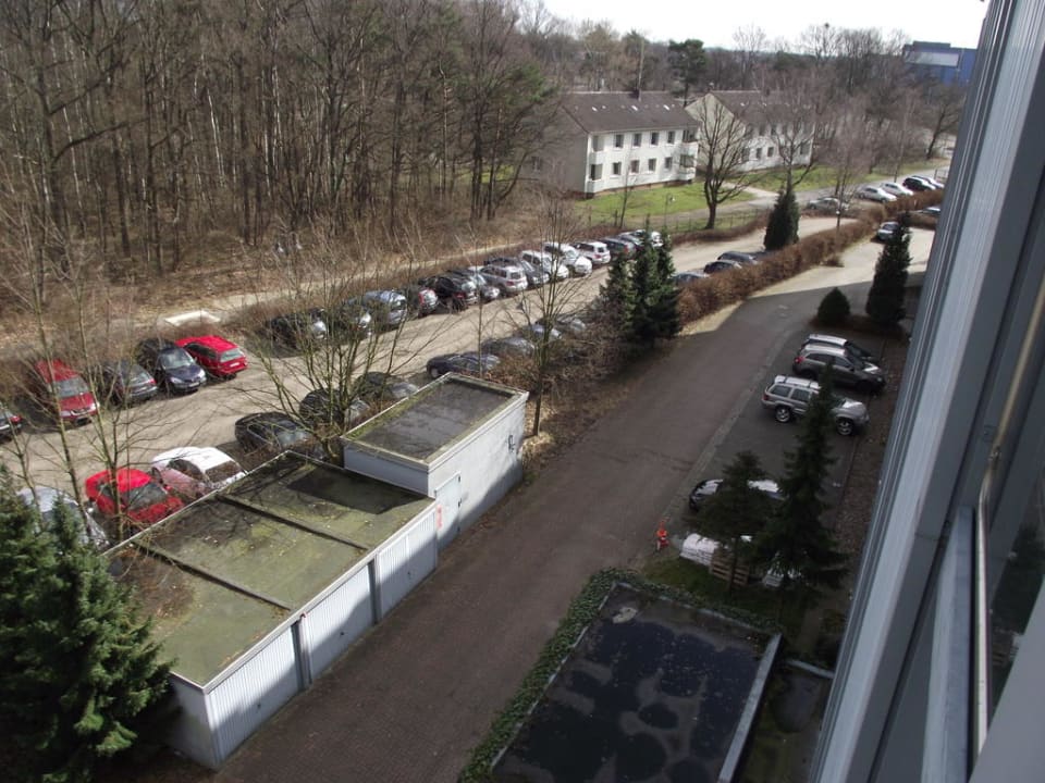 Parkplätze hinter dem Hotel Leonardo Hotel Hannover Airport