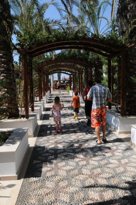 Weg vom Hotel zur Poolbar Crystal Family Comfort Collection