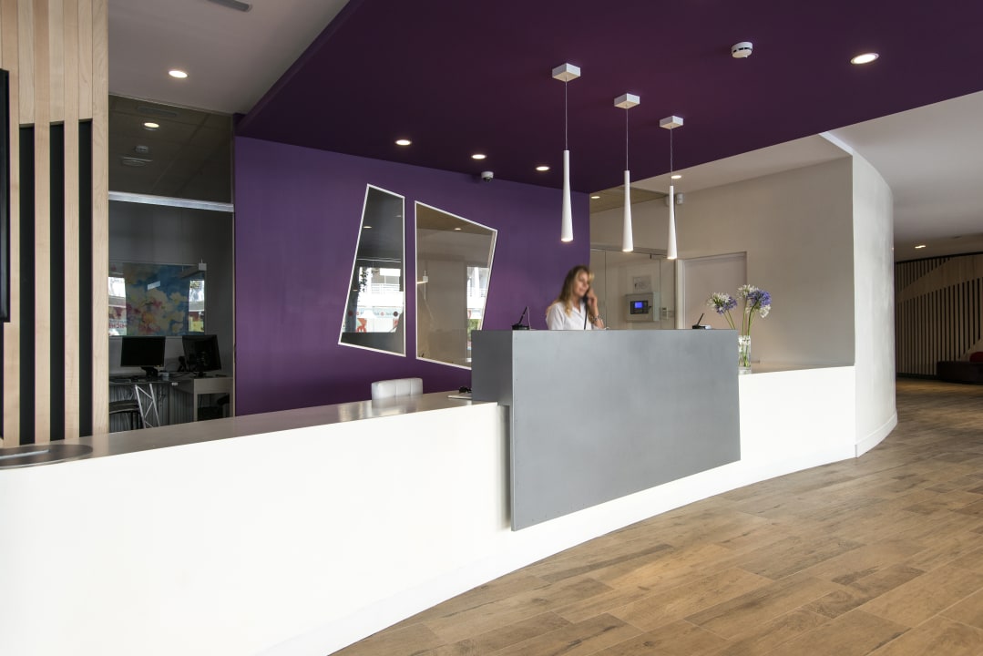 Lobby California Apartments