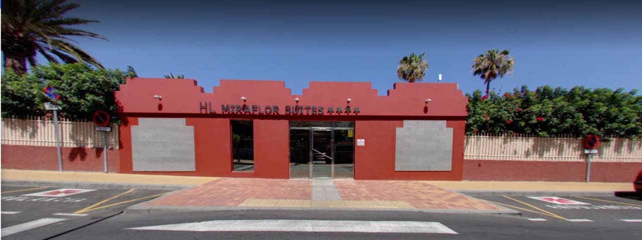 Der Haupteingang vom Miraflor. Chack-In im Rondo HL Miraflor Suites Hotel