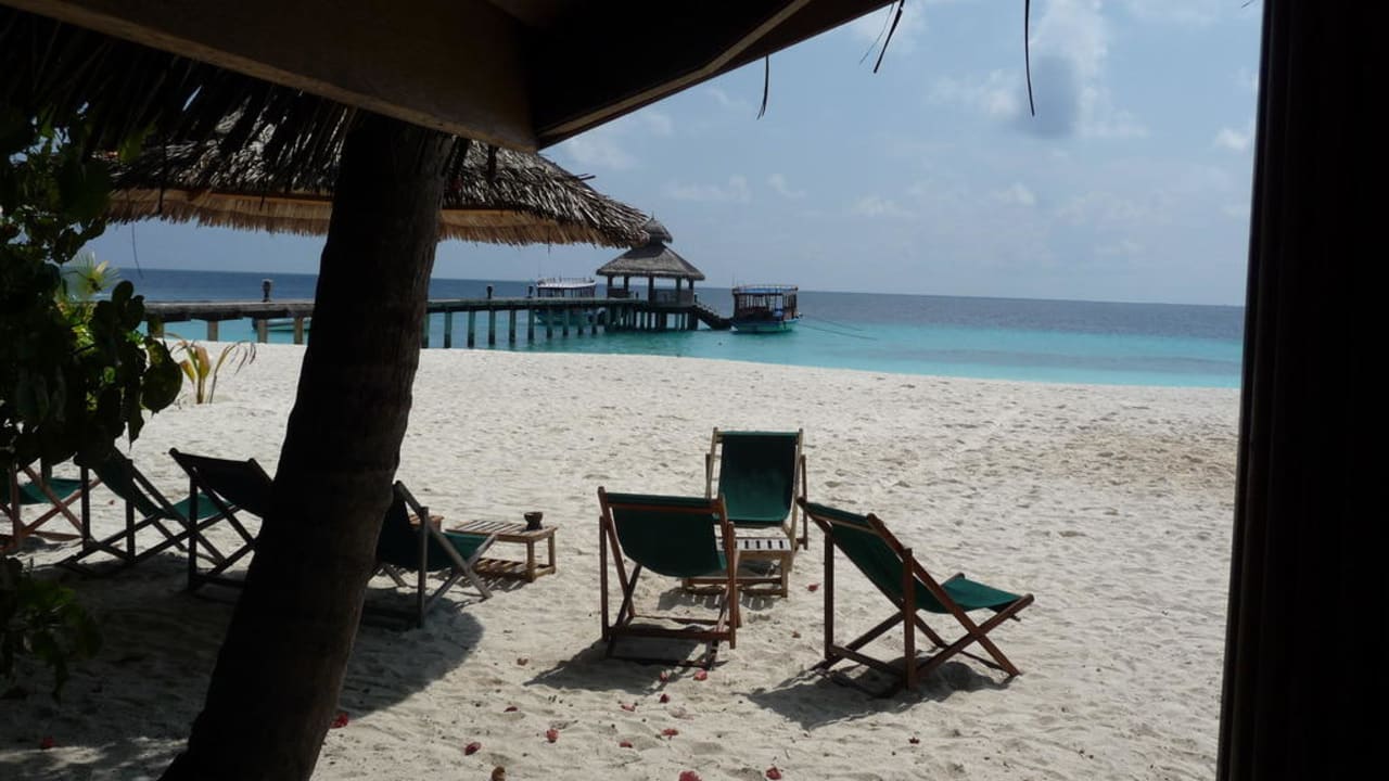 Strand bei der Riyaa Beach Bar NH Collection Maldives Reethi Resort