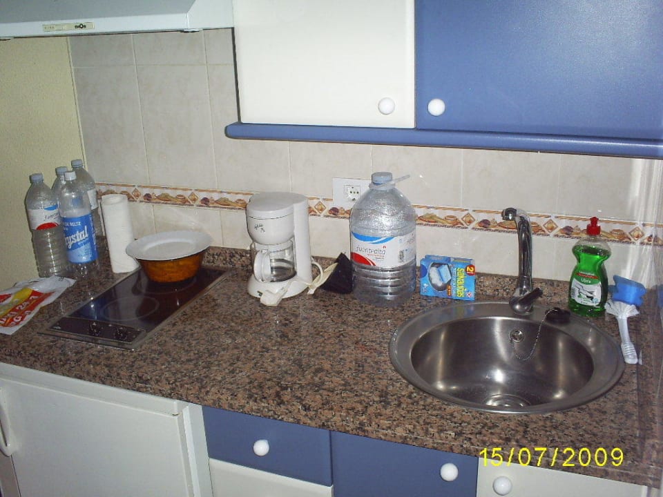 Küche, klein aber ausreichend Apartments Pez Azul