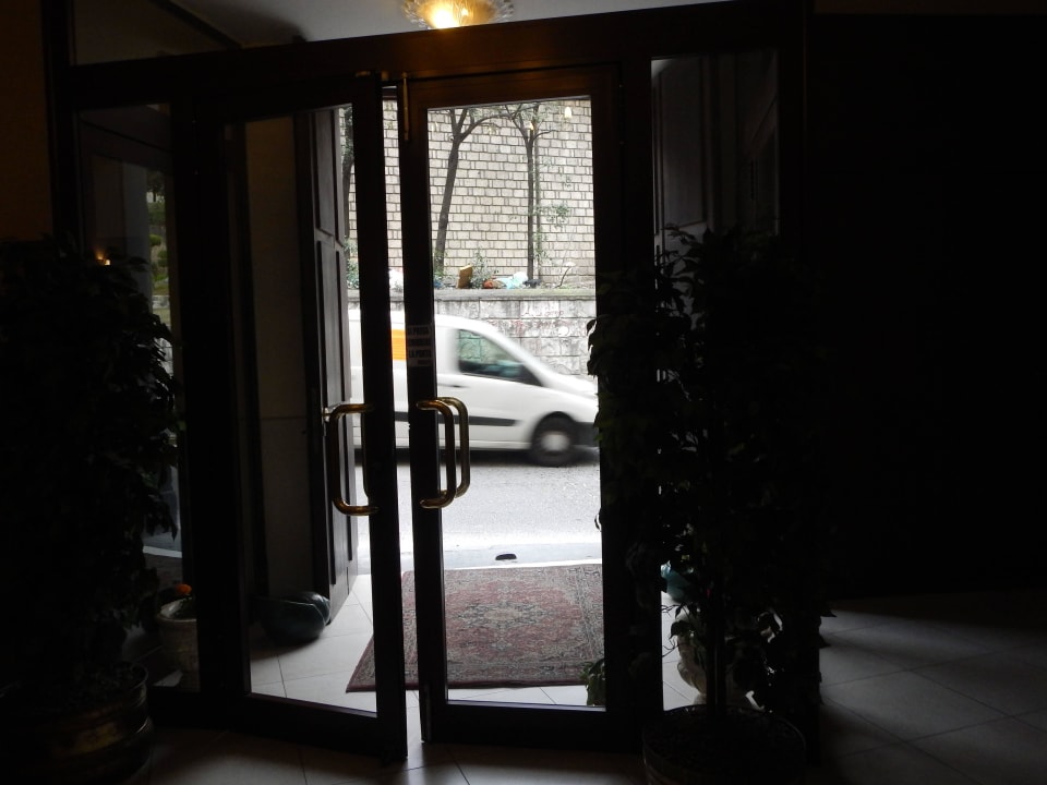 Hauptstraße vor dem Hotel Grand Hotel Capodimonte