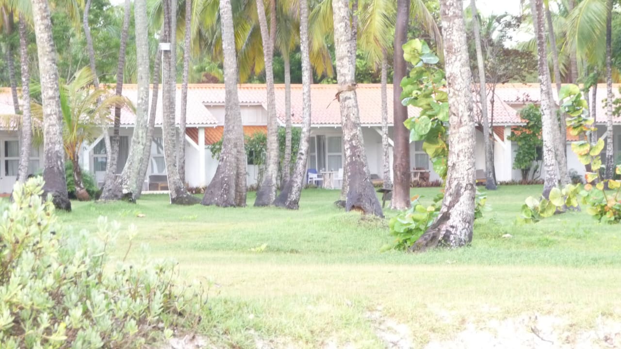 Blick vom Strand auf die Strandbungalows Wyndham Alltra Samana