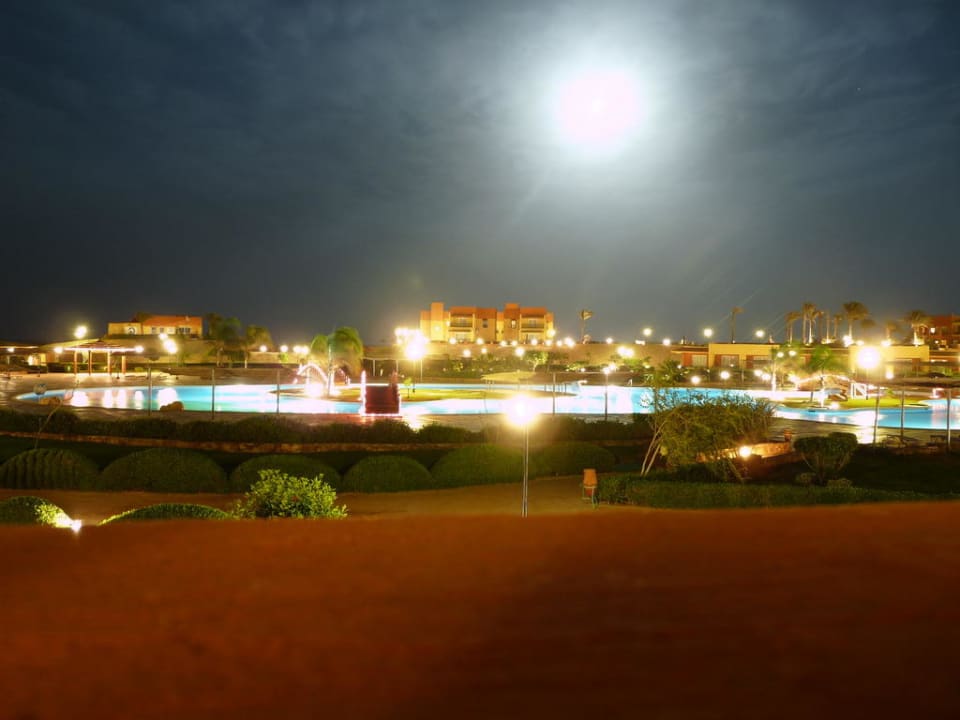 Pool bei Nacht Malikia Resort Abu Dabbab