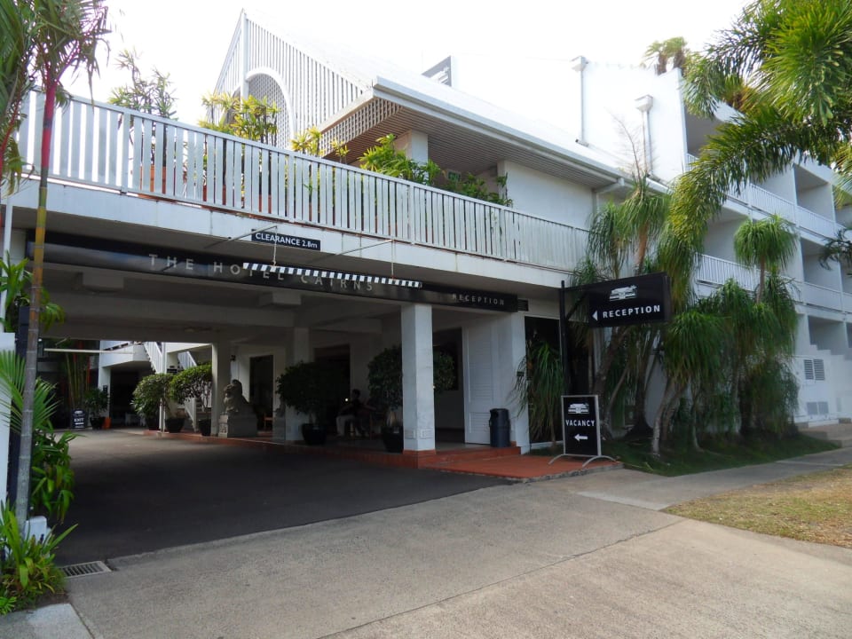 Wejście główne Hotel The Cairns