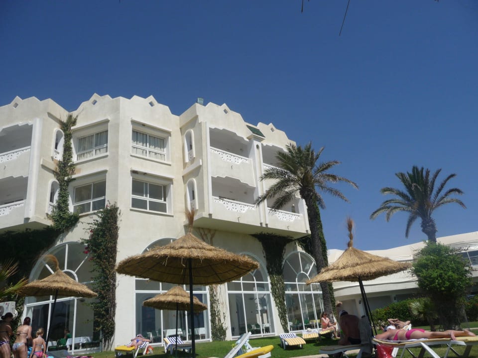 Blick v.der Liegewiese, u.Rest.o.die renov. Zimmer Mahdia Beach & Aquapark