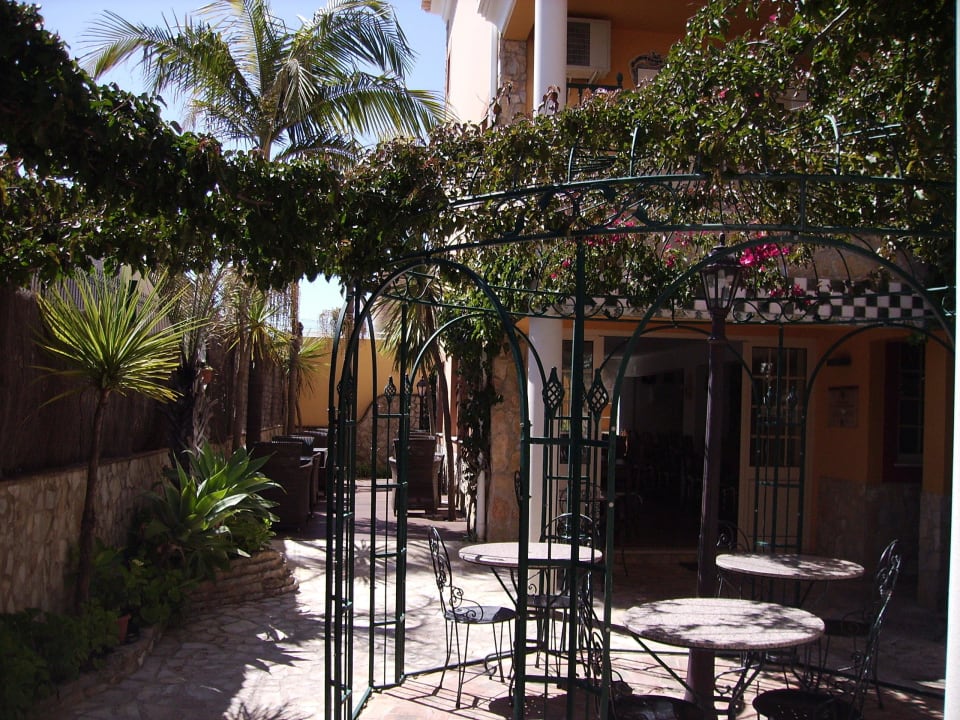 Läd zum draußen frühstücken ein Charming Residence Dom Manuel I - Adults only