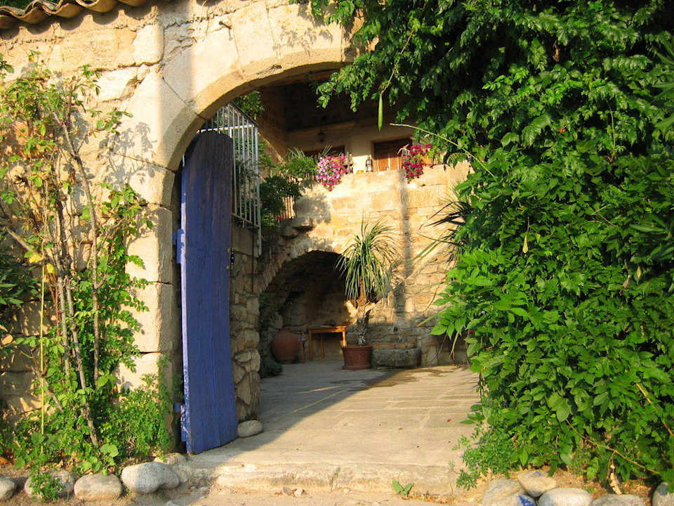 Hier geht man durch das blaue Tor Hotel Le Mas Bleu