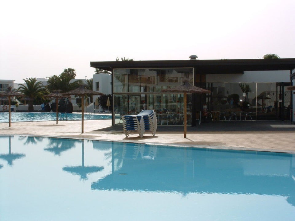 Pool mit Poolbar Hotel Floresta