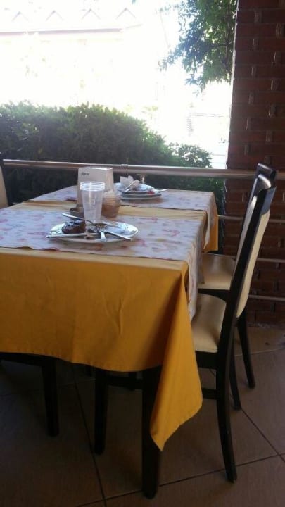 Blick auf das hochwertige Plastikgeschirr   Hotel Orfeus Park