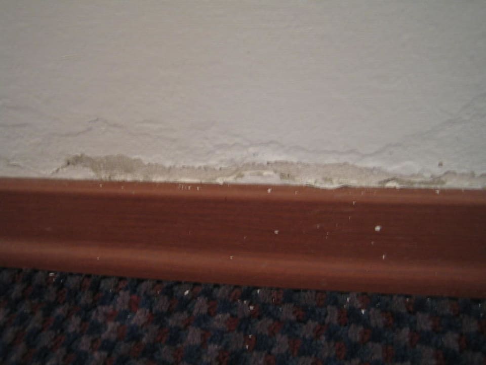 Noch eine bröckelnde Wand Hotel Crown Resort Henipa