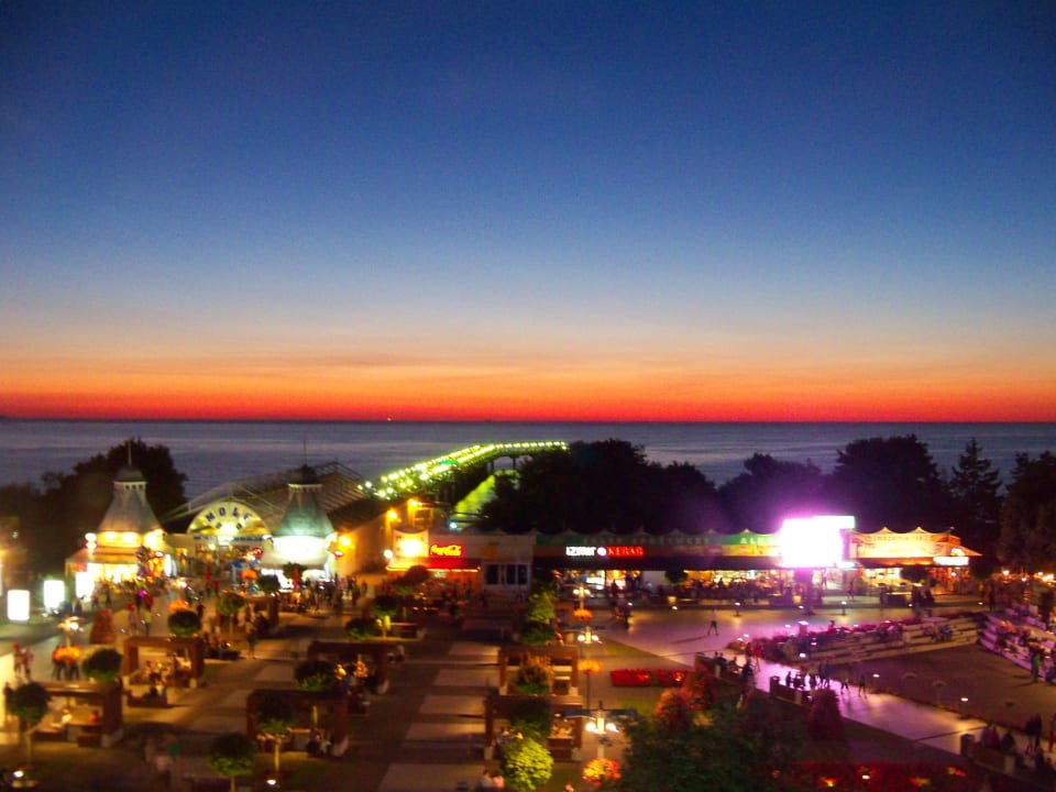 Mole und Meer erstrahlt von untergehender Sonne Hotel Aurora Family & SPA