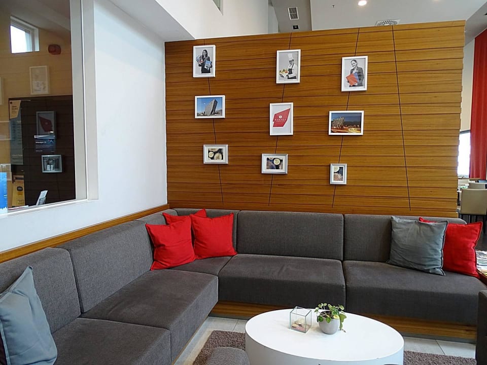 Bereich bei Rezeption Hilton Garden Inn Innsbruck Tivoli