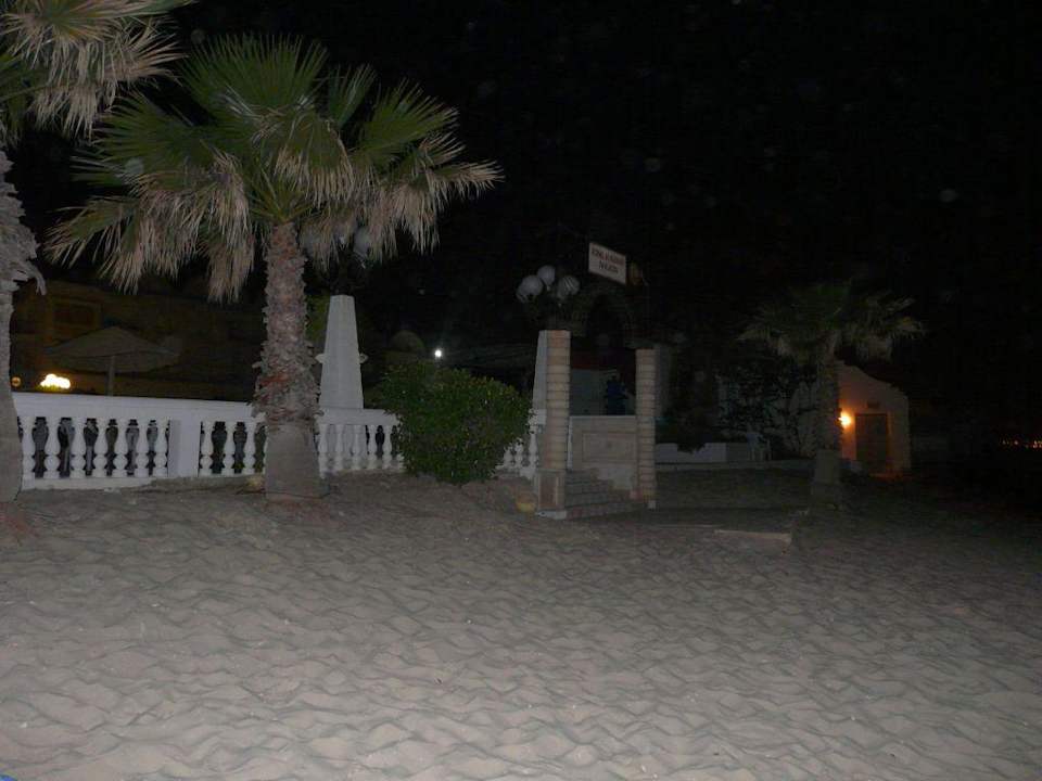 L'entrée de l'hôtel par la plage Alassio Hotel and Thalasso