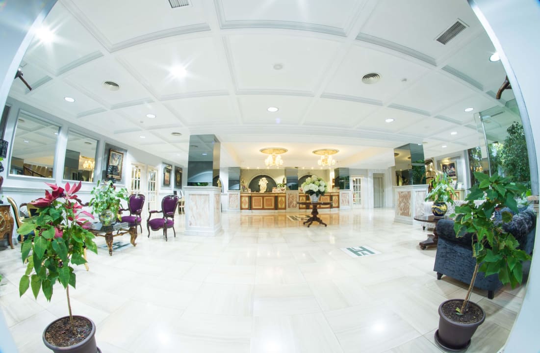 Hall Hotel Los Angeles & SPA