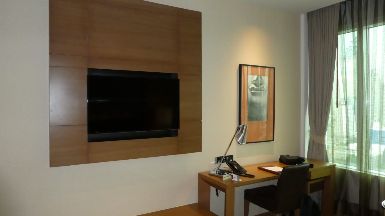 Blick auf den Flat TV Eastin Grand Hotel Sathorn