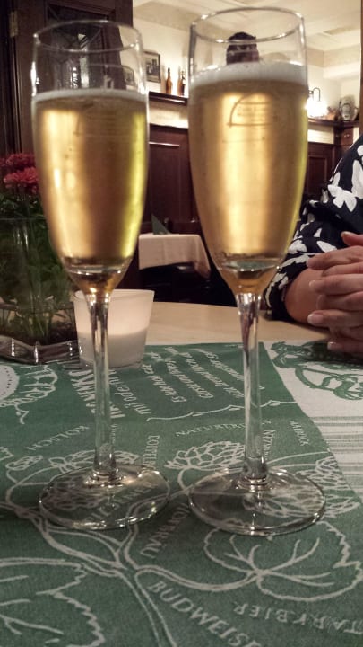 Sekt mit Holunderblüten- und Biersirup Brauereigasthof Zum Löwenbräu