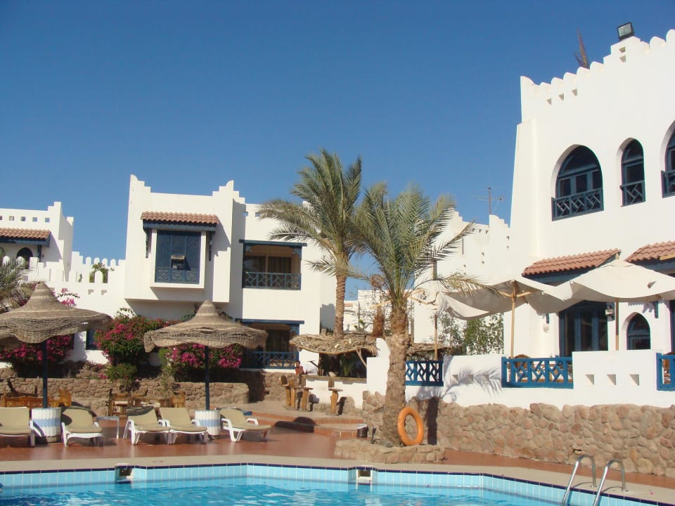 Na basenie Mazar Resort & Spa