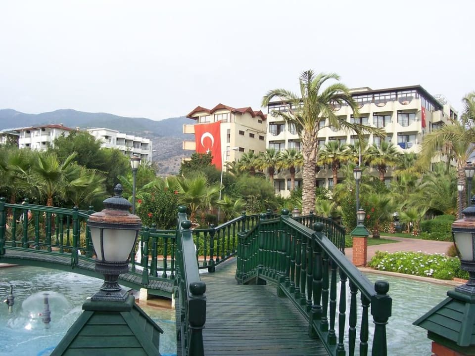 Blick auf das Hotel vom Garten aus Riviera Hotel & Spa